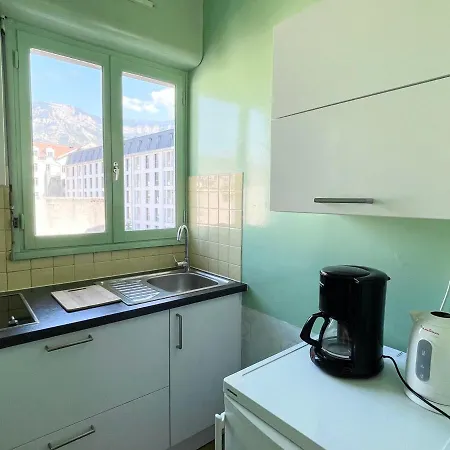 Calme Avec Balcon Et Parking Au Coeur D'aix-les-bains - Fr-1-555-93