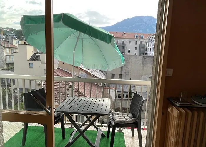 Calme Avec Balcon Et Parking Au Coeur D'aix-les-bains - Fr-1-555-93 Appartement