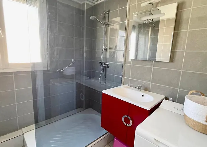 Appartement Calme Avec Balcon Et Parking Au Coeur D'aix-les-bains - Fr-1-555-93 Aix-les-Bains